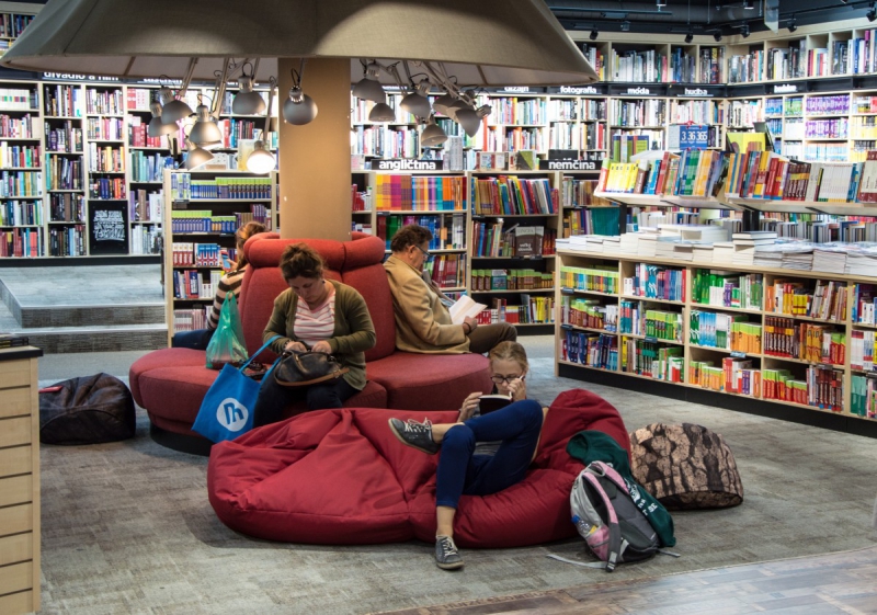 vente-LE CASTELLET-min_books_bookstore_book_reader_readers_reading_shop_sale_books-849006